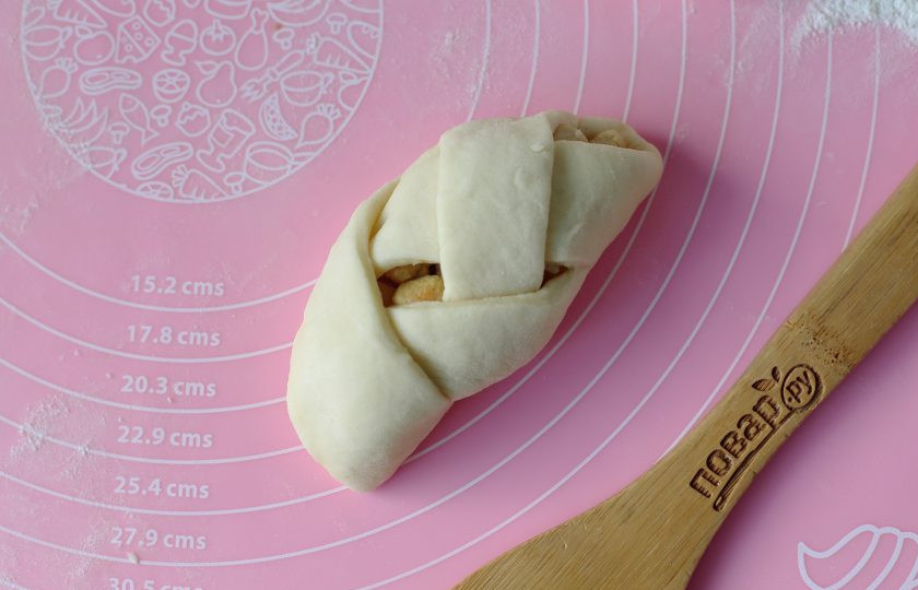 1. Этап. Булочки с курицей и сыром: Накройте начинку полосками теста крест-накрест, тщательно защипывая края. Таким образом необходимо сформировать все булочки. Можно использовать и любую другую формовку, которая вам больше нравится.