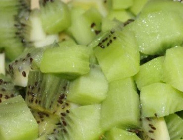 1. Этап. Варенье из киви и яблок: Киви также очищаем от кожуры и режем мелкими дольками.