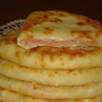 Лепешки с ветчиной и сыром