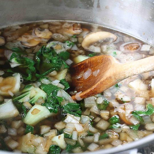 1. Этап. Китайский суп из говядины с лапшой: Закиньте капусту в бульон и помешайте.