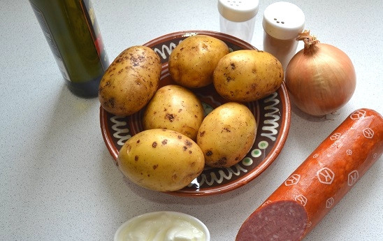 1. Этап. Белорусская запеканка: 1. Первым делом вымойте и очистите картофель, подготовьте все необходимые ингредиенты.