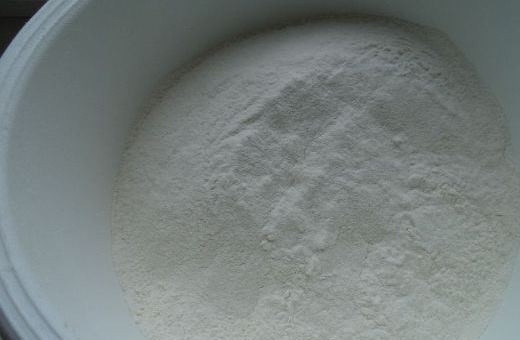 1. Этап. Тонкое бездрожжевое тесто: Просейте пшеничную муку высшего сорта в миску. Лучше это сделать дважды, чтобы тесто получилось эластичным. Очень важно выбирать качественную муку, именно от нее зависит успех конечного результата.