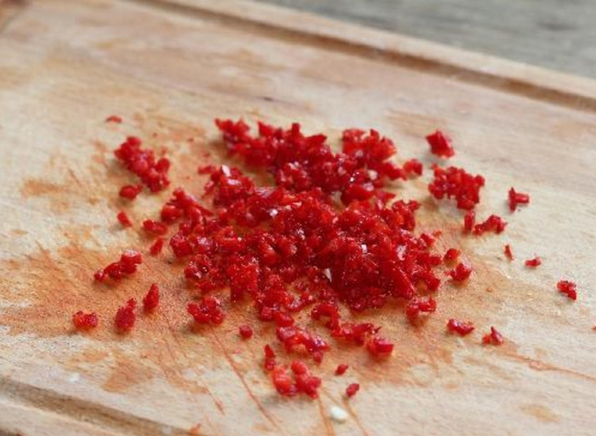 1. Этап. Куриная грудка с овощами и творогом: Перец помойте, удалите из него семечки, измельчите его. Кабачок помойте, почистите и натрите на мелкой тёрке.