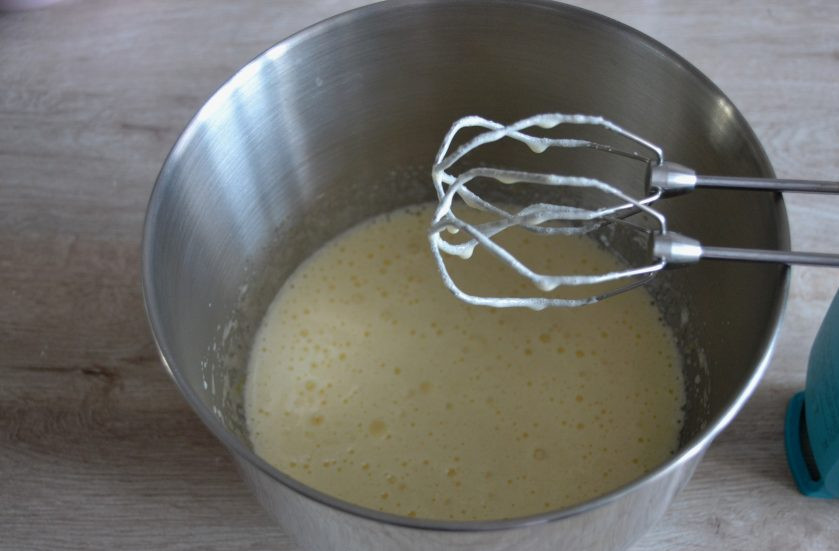 1. Этап. Морковный торт с вишней: Влейте 200 грамм растительного масла, взбейте с маслом.