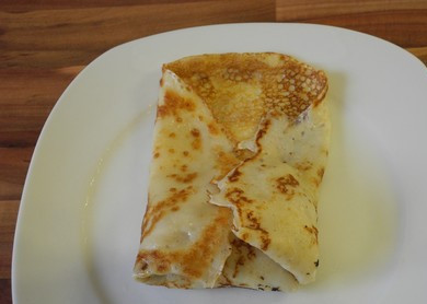 1. Этап. Блины с моцареллой: 6. Выложите в центр блинчика кусочек сыра и, если используете, другие компоненты начинки. Аккуратно сверните конвертиком или треугольником. Вот и весь секрет, как сделать блины с моцареллой. Осталось только обжарить немного их (при желании) перед подачей. Угощайтесь!