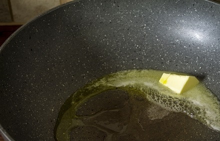 1. Этап. Говядина с луком и сметаной: Разогреваем сковороду с 2 ложками сливочного и одной — оливкового масла.