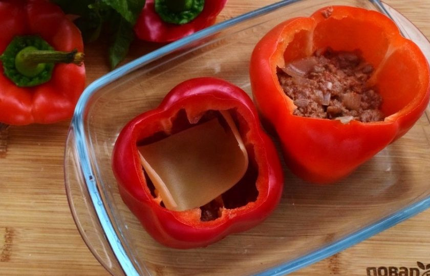 1. Этап. Лазанья в перце: Поместите на дно 1 ст. л. подливы. Сверху — листик лазаньи.