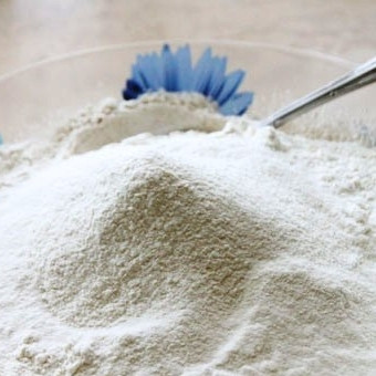 1. Этап. Петух с маковой начинкой: В большую миску просеиваем 1 кг муки.