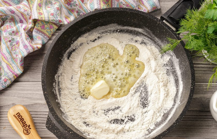 1. Этап. Куриные биточки в сливочном соусе: Приготовьте сливочный соус. Для этого муку насыпьте в сковороду и слегка подрумяньте ее, постоянно помешивая, на среднем огне. Добавьте сливочное масло и, помешивая, растопите.