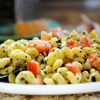 Макароны с песто и пармезаном