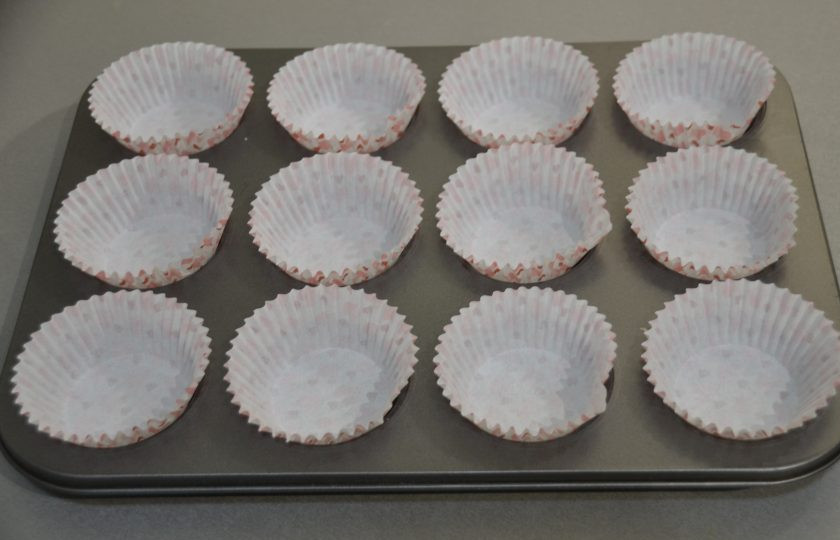 1. Этап. Кексы из кокосовой муки: Подготовьте формочки для выпечки, объем теста рассчитан на 12 кексиков.