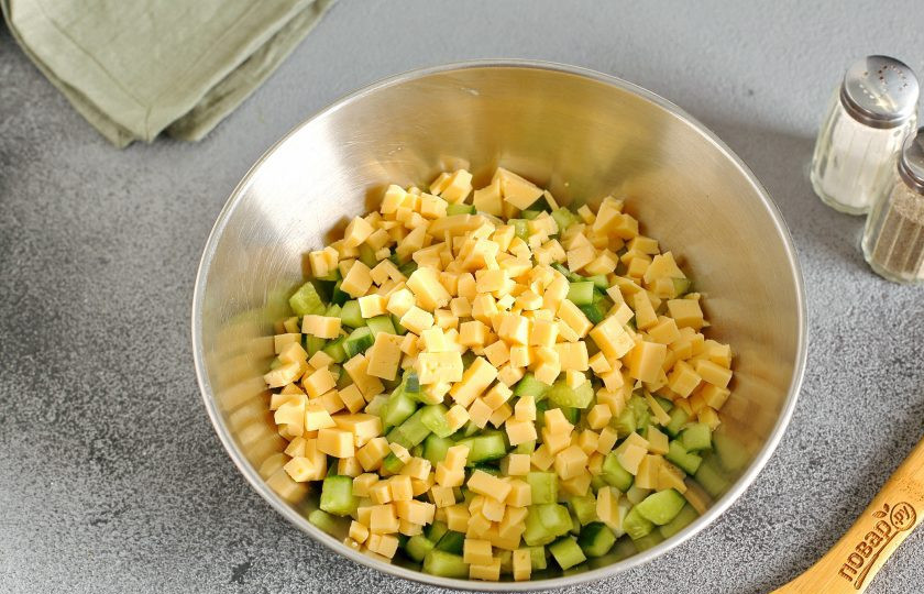 1. Этап. Салат с грибами жареными: Сыр натрите на крупной терке или нарежьте небольшими кубиками.