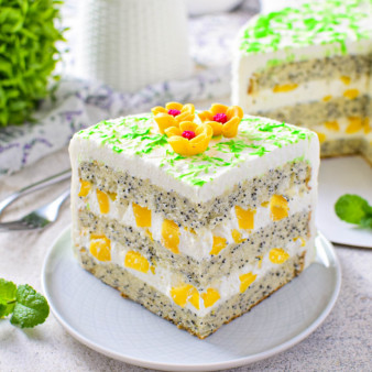 Маковый торт с консервированными персиками