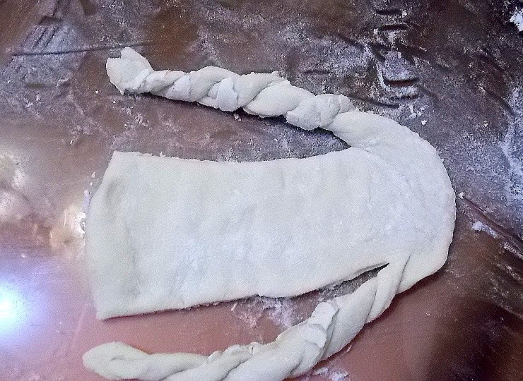 1. Этап. Открытые пирожки Ладья: Скрутите между собой полоски теста с двух сторон.