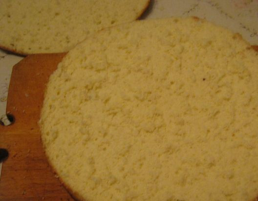 1. Этап. Торт Барбоскины: Остывший бисквит разрежьте на две части.