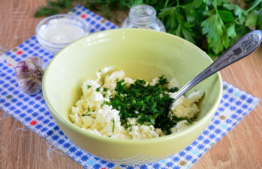 1. Этап. Закуска из творога с зеленью: 3. Добавьте мелко рубленую зелень, понадобится укроп и петрушка. При желании добавьте кинзу или сельдерей, если любите.