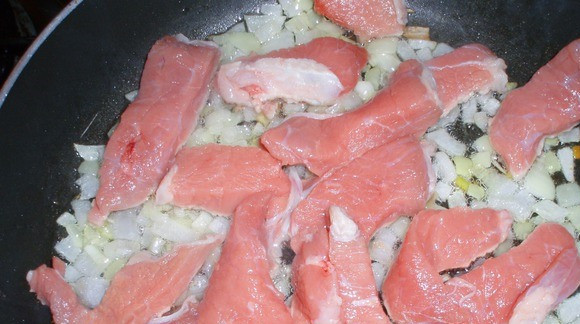 1. Этап. Телятина в горчичном соусе: Извлекаем со сковороды шалфей и добавляем мясо.