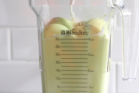 1. Этап. Мороженое с авокадо: 2. Выложите все в блендер и взбейте до однородности.