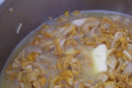 1. Этап. Суп из лисичек замороженных: 3. Отварные грибы процеживаем и промываем. Оставляем на некоторое время в тарелке.