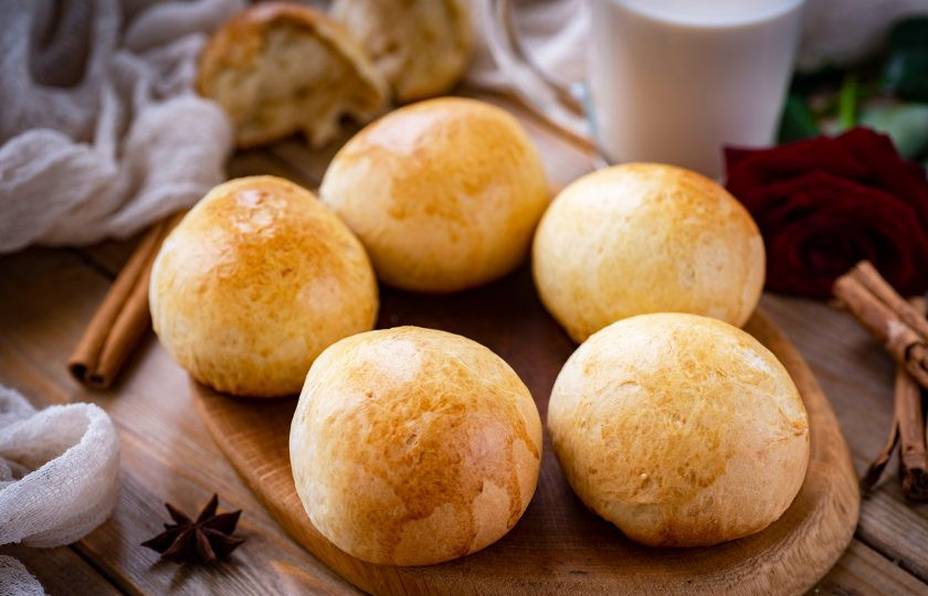 1. Этап. Тесто на топленом молоке: Из приготовленного теста на топленом молоке у меня получились вот такие булочки.