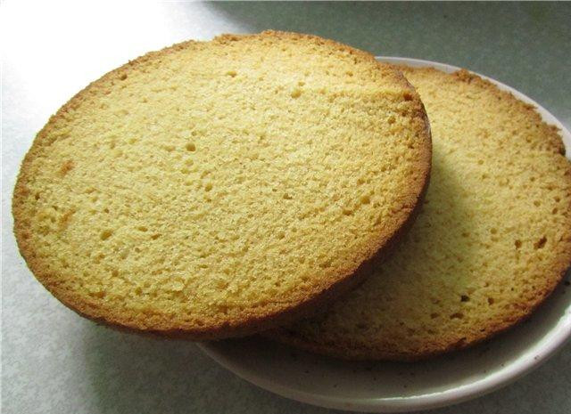 1. Этап. Английский бисквит: Разрезаем вдоль наш бисквит на две равных части.