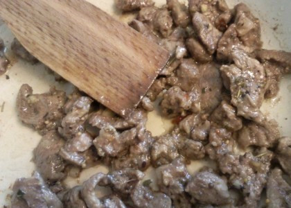 1. Этап. Салат из баранины: Итак, очищаем мясо пленок, жира и жил, промываем его и вытираем насухо, затем нарезаем баранину на небольшие кусочки. Натираем мясо молотым перцем и обжариваем его на растительном масле до румяной корочки.