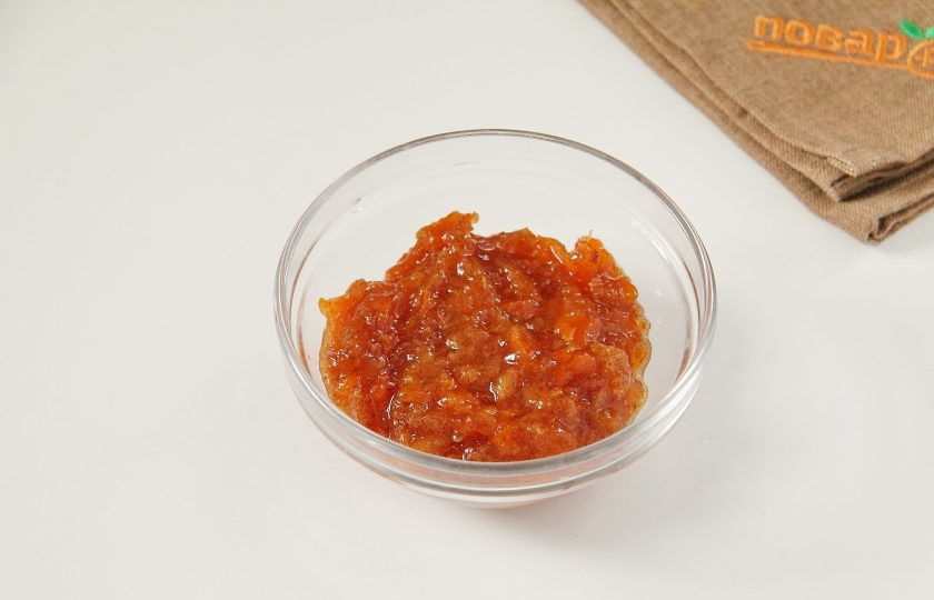 1. Этап. Творожная запеканка с хурмой: Хурму измельчите любым удобным способом до состояния пюре.