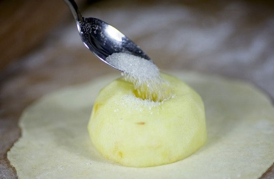 1. Этап. Яблоки, запеченные в тесте: 11. И по вкусу добавьте сахар.