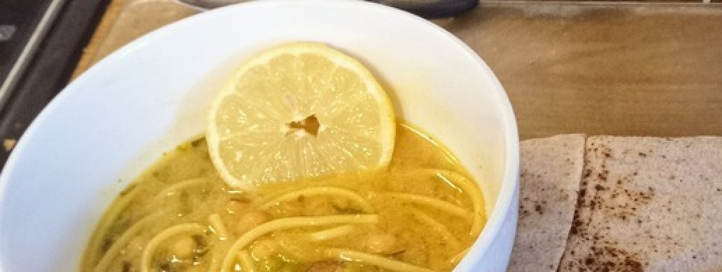 1. Этап. Суп Аш-е Реште: Откорректируйте Аш е-Реште на соль и перец. Разлейте по тарелкам. Добавьте в каждую немного сметаны и лимонную дольку (выжмите ее содержание в суп). Можно подавать с питой. Приятного аппетита!