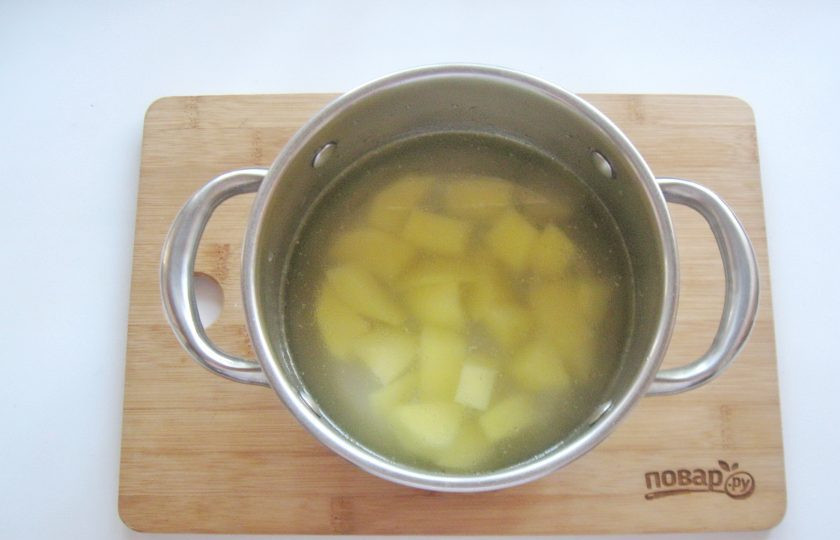 1. Этап. Гречневый суп с индейкой: Если есть необходимость, бульон процедите. Картофель очистите, помойте и нарежьте кубиками. Выложите в кастрюлю с бульоном и начинайте варить суп.