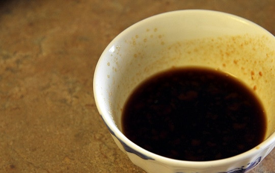 1. Этап. Курица с тофу и овощами: 4. В небольшую мисочку отправьте соевый соус, воду, кетчуп, уксус и сахар. Тщательно перемешайте.