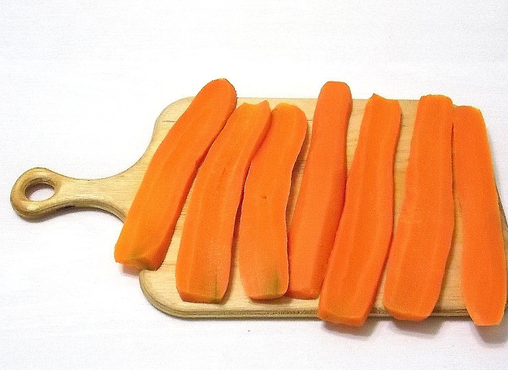 1. Этап. Паренки из моркови в духовке: Нарежьте морковь на полоски.
