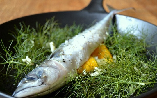 1. Этап. Скумбрия в духовке: 2. Дальше добавьте по вкусу соль и любимые специи. Влейте в форму немного оливкового масла и белого вина для более интенсивного вкуса и аромата. Выжмите сок лимона и аккуратно разместите его в брюшке. Разогрейте духовку до 180 градусов. Накройте форму фольгой и отправьте запекаться на 15 минут.