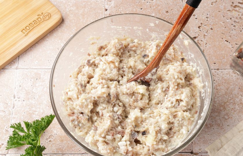 1. Этап. Паштет из копчёной скумбрии: Тщательно перемешайте. По желанию можете добавить молотый перец или другие специи. Соль не добавляйте, рыба и так достаточно соленая.