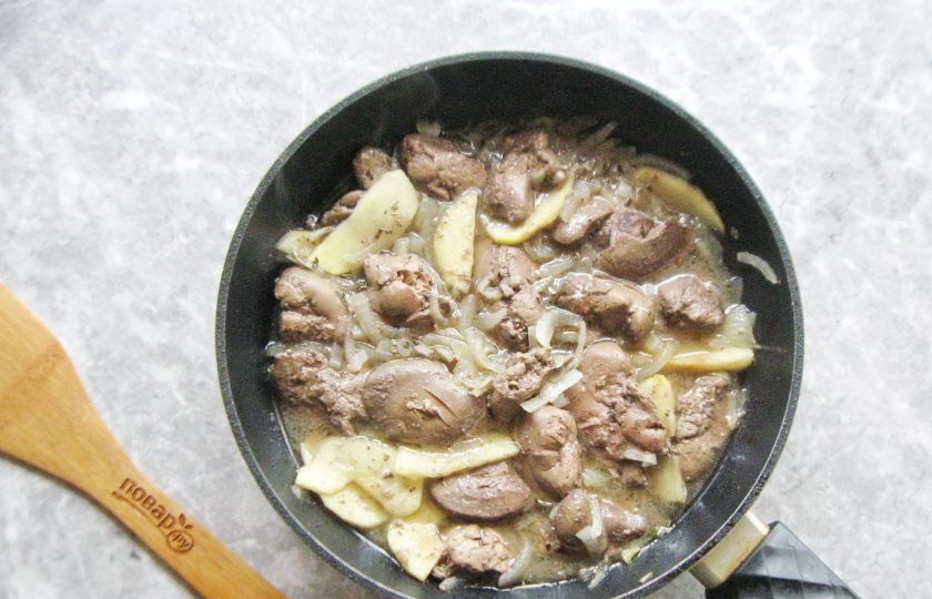 1. Этап. Куриная печень с луком и белым вином: Накройте сковороду крышкой и тушите куриную печень с луком и вином на небольшом огне 7-8 минут до готовности.