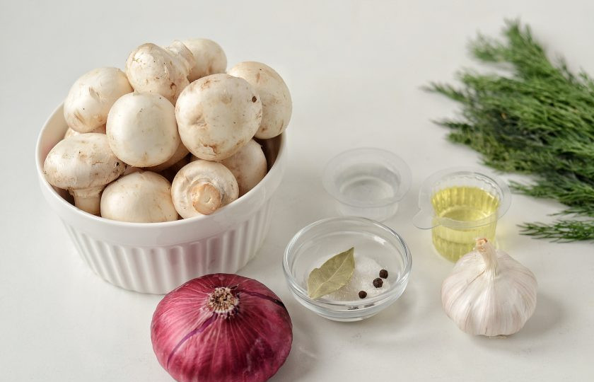 1. Этап. Маринованные грибы с луком: Подготовьте все ингредиенты.
