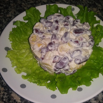 Салат с фасолью и сухариками за 5 минут