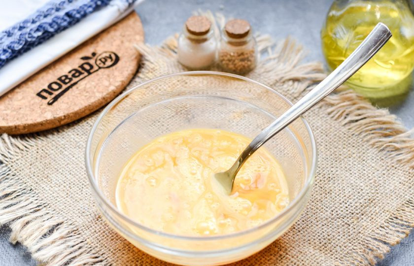 1. Этап. Рецепт завтрака из яиц: Добавьте к яйцам немного крахмала, после взболтайте вилкой до однородности.