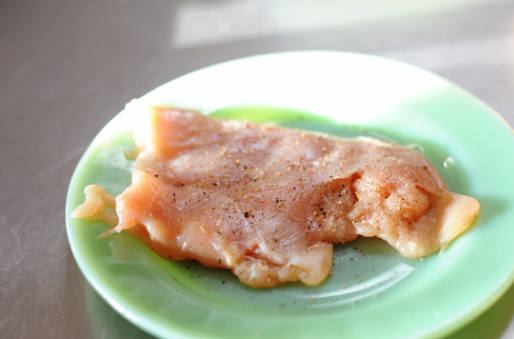 1. Этап. Отбивные с грибами: 2. Отбивные подсолить и поперчить по вкусу. При желании можно добавить специи для курицы или сушены травы.