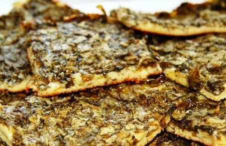 1. Этап. Пирог со щавелем на тонком тесте: Отправляем пирог в разогретую до 180 градусов духовку на 20-25 минут. Готовый пирог со щавелем разрезаем на порции и подаем к столу.