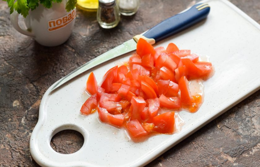 1. Этап. Мексиканский салат с говядиной: Помидор ополосните и просушите, нарежьте помидор небольшими кусочками.