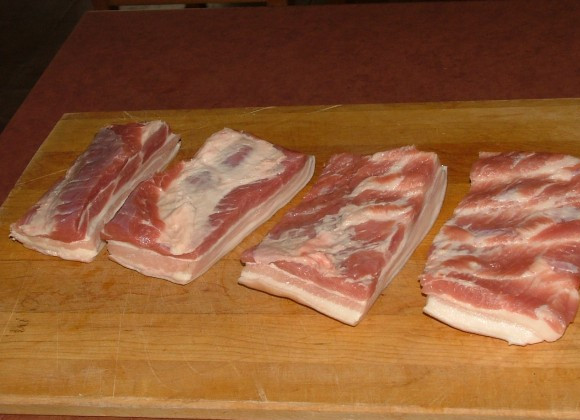 1. Этап. Копченый бекон: У меня получилось их 4. В воде разводим соль и сахар, замачиваем мясо на ночь в холодильнике.