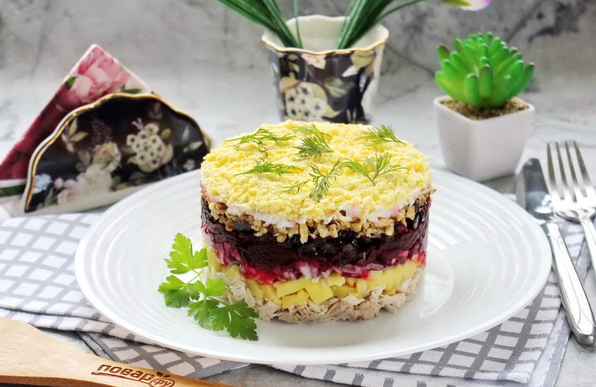 1. Этап. Слоеный салат Граф с курицей, свеклой и черносливом: Выложите салат слоями в такой последовательности: отварная курица, картофель, красный лук, свекла, чернослив, орехи, белки и желтки. Каждый слой, кроме верхнего смажьте майонезом. Салат 