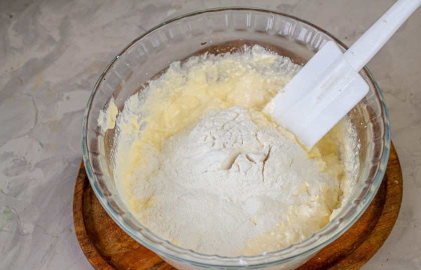 1. Этап. ПП пончики: Всыпьте рисовую муку и разрыхлитель.