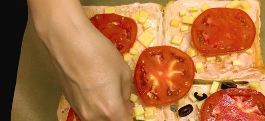 1. Этап. Пицца из хлеба: Намажьте хлеб майонезом и кетчупом, выложите помидоры, сыр и оливки. Выпекайте в духовке 10 минут при 180 градусах.