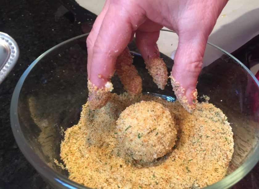 1. Этап. Рисовые колобки с мясом: 5. Опустите шарики в панировочные сухарики и хорошенько обваляйте со всех сторон.
