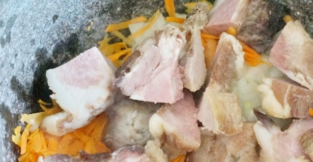 1. Этап. Тушеная капуста в казане со свининой: Обжарьте мясо вместе с морковкой и луком в казане. Если вы используете свинину с жирком, то можете не добавлять растительное масло, так как блюдо будет готовиться на вытопленном из свинины жире.