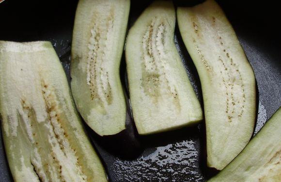 1. Этап. Жареные баклажаны с чесноком: Баклажаны обжарить на растительном масле с обеих сторон. Обжаривать минуту-две с каждой стороны.