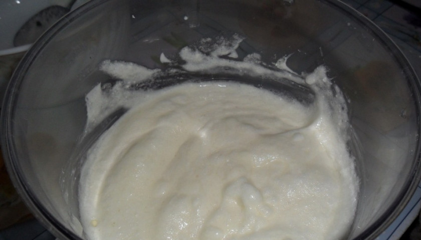 1. Этап. Творожное суфле на пару: Смешиваем все при помощи блендера. Отдельно взбиваем до пиков белки и постепенно вводим в творожную массу.