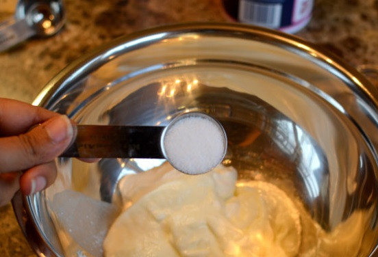 1. Этап. Маринад для курицы со сметаной: Добавляем соль.